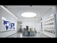 ファーリー・フィルターション工場のショールームに展示されている高性能のダストフィルターカートリッジ